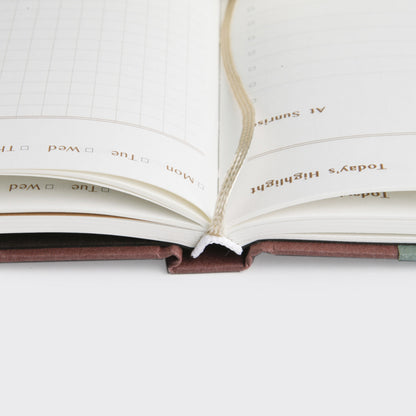 Daily Log Book: Moonrise Sosomoongoo 6 Planner, Journal, Diary Hunter & The Scholar